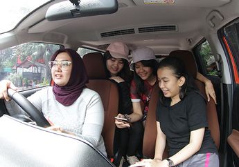 Posisi Tangan Memegang Kemudi Mobil, Begini Loh yang Kekinian