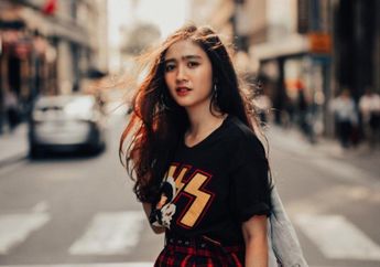 4 Gaya Kasual Febby Rastanty dengan 1 Sneakers Motif Plaid. Modis!