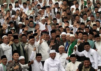 Presiden Jokowi Foto Bareng Kiai dan Habib, Istana Larang Pose Satu Jari. Kenapa Ya?