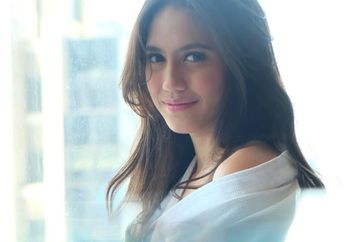4 Gaya Fashion Pevita Pearce dengan High Top Sneakers Putih. Keren!
