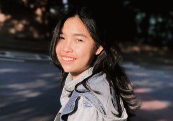 4 Gaya Trendi dengan Sneakers Putih Ala Kalya Islamadina, Adik Alika Islamadina!
