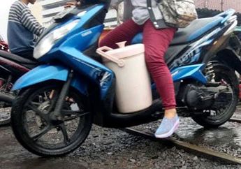 Aman Pakai Skutik Melitasi Rel Kereta Api, Begini Caranya