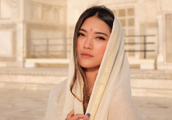 Ini 5 Cara Tepat Pakai Sneakers Putih Bergaya Zaman Now ala Selebgram!