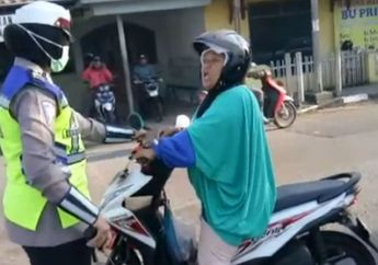 Maksa! Klarifikasi Dibalik Kelakuan Emak-Emak, Sein Kiri Belok Kanan