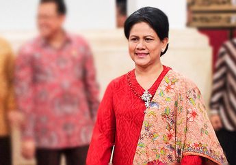 Bukan Sepatu Mewah, Iriana Jokowi Kepergok Pakai Sandal Jepit, Intip Gaya Sederhana Ibu Negara Bersama Presiden Jokowi saat Kunjungan