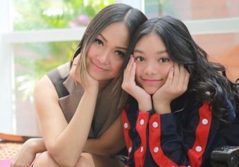 Padu Padan Outfit Plaid Ala Anak Nola B3, Adyla Rafa Naura. Charming!