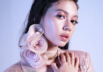 4 Model Outfit Hitam Untuk Kondangan ala Yuki Kato yang Elegan!