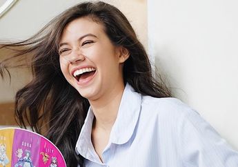 5 Inspirasi Memakai Sneakers Putih ala Yuki Kato. Kece & Manis!
