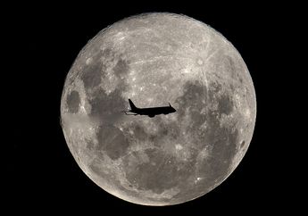 Foto-foto Fenomena Langka Super Snow Moon Ini Bikin Kita Tercengang!