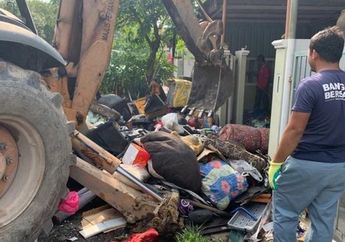 Jorok! Petugas Kebersihan Sampai Turun Tangan Mengeruk Sampah 2 Ton dengan Buldoser dari Rumah Pria ini