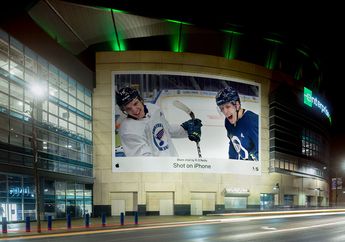 Gandeng NHL, Apple Promosikan 'Shot on iPhone' dengan Poster Besar
