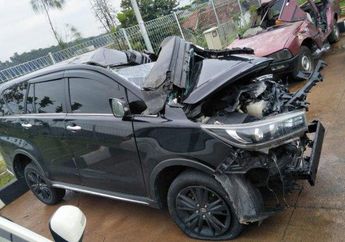 Diduga Sopir Mengantuk, Mobil yang Ditumpangi Bupati Demak Tabrak Truk Hingga Ringsek
