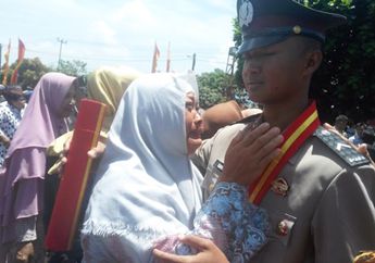 Tangis Bahagia Komariah, Si Penjual Sayur Keliling yang Berhasil Antar Anak Jadi Polisi! Kisahnya Bikin Rindu Ibu