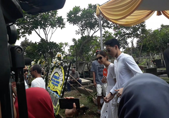 Berduka Ditinggal Sang Ibunda, Mikha Tambayong Didampingi Sang Kekasih Hingga Usai Pemakaman