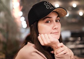 Dekat dengan Pengusaha Kaya Malaysia, Luna Maya Bikin Takjub dengan Tampil Berhijab & Makan di Restoran Mewah