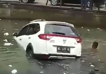 Hindari Motor, Honda BR-V Disupiri Emak-Emak Malah Nyemplung Sungai