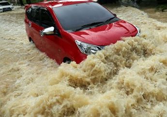 Bisa Seruduk Kendaraan Lain, Mobil Kelar Terjang Banjir Jangan Langsung Tancap Gas