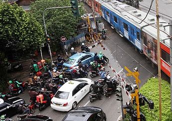 4 Cara Skutik Aman Melintasi Rel, Salah Satunya Kondisi Ban