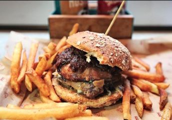 Buat Peringatan Ulang Tahun Paling Antimainstream, Lihat Ekspresi Pria Ini Saat Makan Burger yang Sudah Dikubur Selama Setahun!