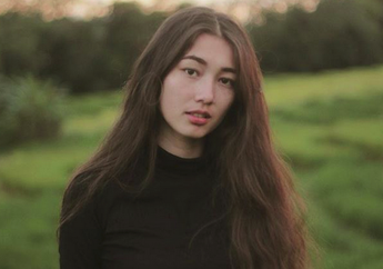 5 Gaya Sederhana Pacar Baru Wafda Saifan, Devina Aureel Pakai Kaos. Nyaman!