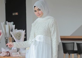 Selebgram Hijab Kece Ini Pakai 5 Dress Putih yang Anggun & Lovely Abis
