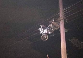 Viral Foto Sepeda Motor Nyangkut di Kabel Listrik Setinggi 10 Meter, Begini Kronologinya!