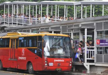 Seorang Penumpang Transjakarta Ditusuk Hanya Karena Duduk dengan Mengangkat Kaki!