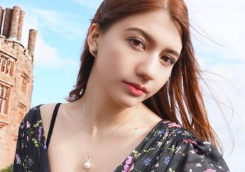6 Fashion Manis & Fresh dengan Outfit Floral Ala Cassandra Lee!