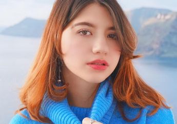 8 Inspirasi Padu Padan Outfit Biru Ala Cassandra Lee. Manis Abis!