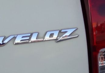 Bersihkan Emblem Mobil Pakai Sabun Cuci Piring, Sebelum Cuci Mobil