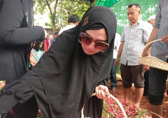 Setelah Ayahnya Meninggal, Eddies Adelia Janji Bakal Rajin Baca Alquran