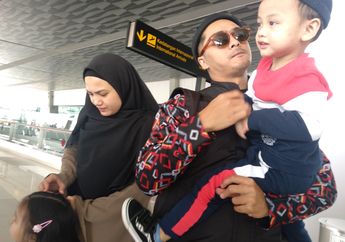 Bertolak Umrah, Ricky Harun Berangkat Tanpa Istri dan Anak