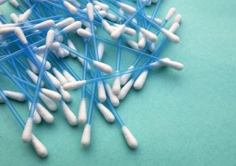 Jangan Bersihkan Telinga Pakai Cotton Bud! Lalu Gimana Dong?