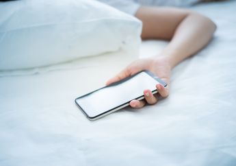 Hobi Main Ponsel Sebelum Tidur, Ibu Muda Ditemukan Tewas di Atas Kasur Sambil Memegang Ponselnya