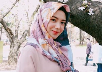 Tampil Manis dengan 6 Hijab Motif Nuansa Warna Pastel ala Ayana Moon