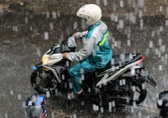 Selain Jas Hujan, Baju Bahan Ini Wajib Ada di Bagasi Vario 125