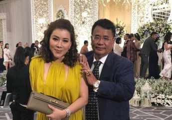 Buka Kado Jutaan Rupiah dari Aspri Di Restoran Mewah, Ekspresi Lemas Hotman Paris Jadi Sorotan, 'Dapat Baju Joker ya Bang'