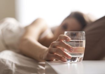 Waspada! Sering Disepelekan Ternyata Minum Air Putih Sisa Semalam Bisa Timbulkan Bahaya Ini untuk Tubuh! Hati-hati