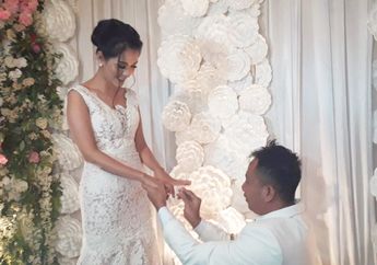 Anggia Chan Menangis Terisak Menerima Ucapan Romantis dan Cincin dari Vicky Prasetyo