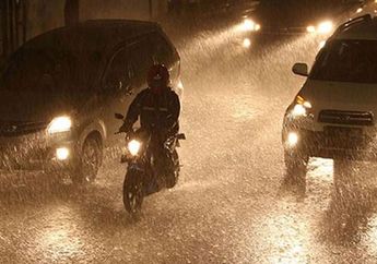Pemotor Jangan Nekat Terobos Hujan Deras, Ini Alasannya