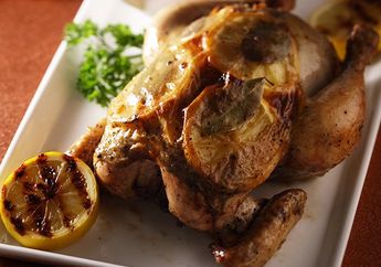 Resep Roasted Chicken Sederhana, Contek Saja Resep Roasted Chicken With Lemon and Potato Stuffing ini.