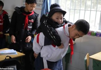 Tanpa Pamrih, Bocah 12 Tahun Gendong Temannya yang Lumpuh ke Sekolah Selama 6 Tahun: Kalau Bukan Aku, Nggak Ada yang Bantu