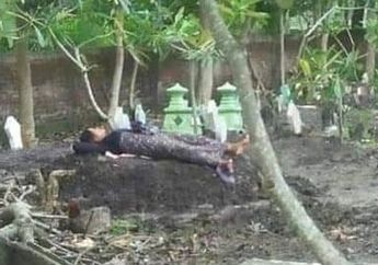 Menyayat Hati! Diduga Anaknya Jadi Korban Tabrak Lari, Ibu Ini sampai Tidur di Samping Makam Anaknya