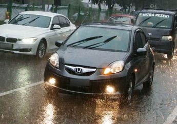 Jakarta dan Sekitarnya Terus Diguyur Hujan, Simak Tips Aman untuk Berkendara Pada Cuaca Seperti Ini, Ladies!