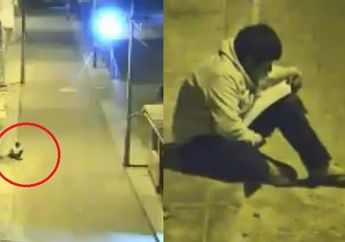 Viral, Bocah SD Duduk Bersimpuh Sambil Kerjakan PR di Bawah Lampu Jalan, Sang Ibu: Ini Salah Saya...