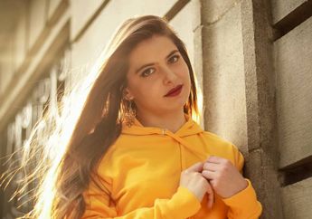 Bikin Tampilan Fresh, Ini 5 Gaya Pemeran Dulce Maria, Daniela Aedo dengan Outfit Kuning!