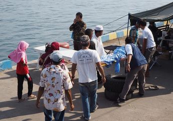 Mengharu Biru, Sang Ibu Sambut Bayinya yang Baru Dilahirkan di Ruang Operasi Lambung Kapal