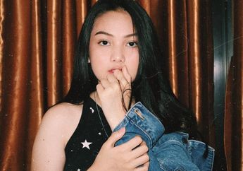 Fashion Kece Pakai Jaket Denim ala Aisyah Aqilah yang Super Simpel!