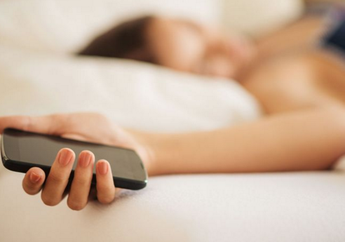 Ini yang Terjadi Pada Tubuh Kalau Tidur Dekat Smartphone. Hati-Hati!