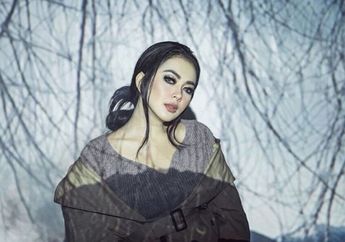 Pangling Banget! Syahrini Pernah Warnai Rambutnya Menjadi Silver Keunguan Beberapa Tahun Lalu